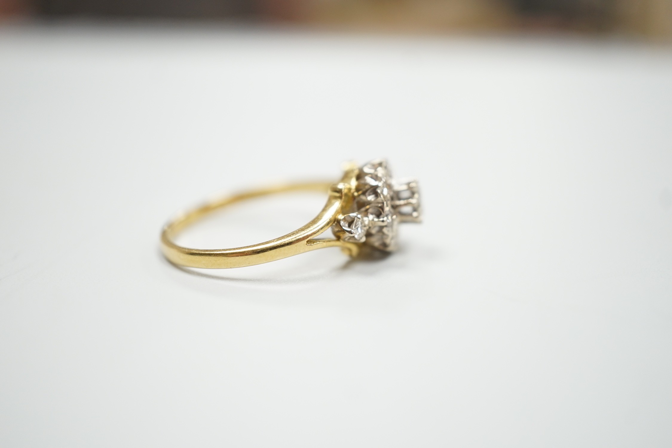 A modern 18ct gold and diamond chip set cluster ring, size 4 grams.